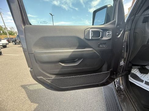 Used 2025 Jeep Wrangler Sahara AWD/4WD image 18