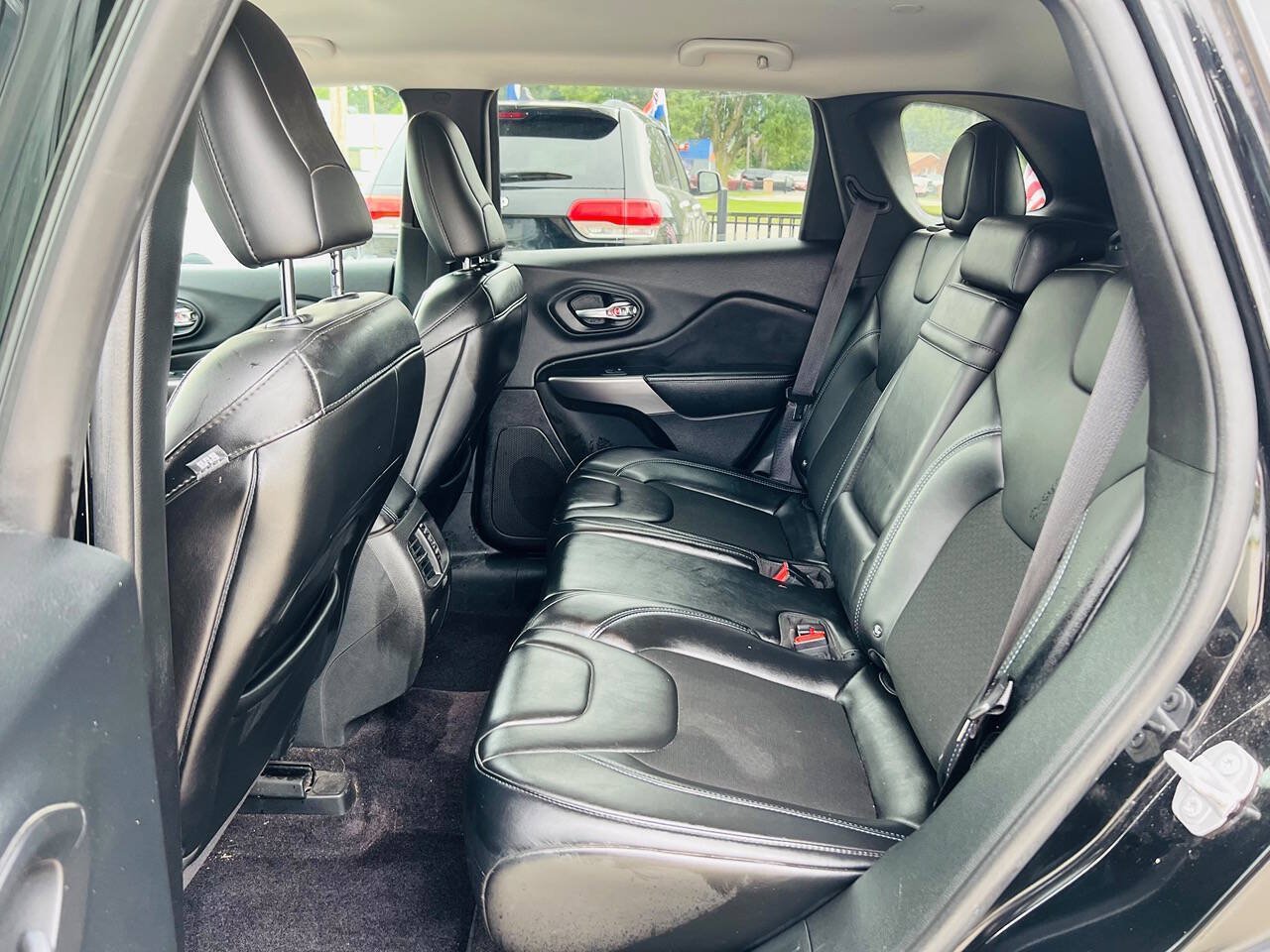 Used 2019 Jeep Cherokee Latitude Plus w/ Cold Weather Group AWD/4WD image 10