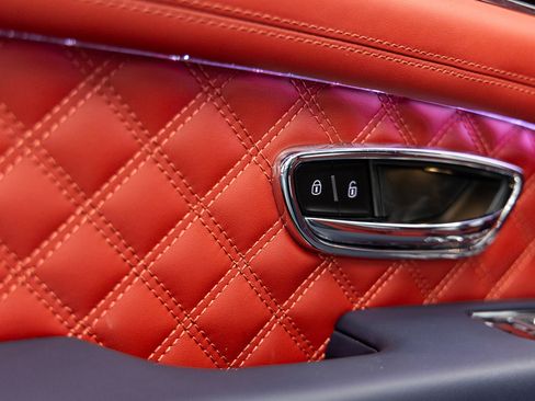 Used 2022 Bentley Bentayga image 23