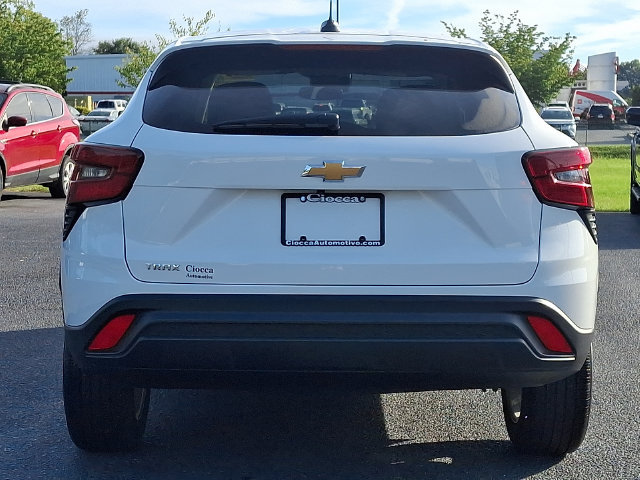 Used 2024 Chevrolet Trax LS w/ LS Convenience Package FWD image 8