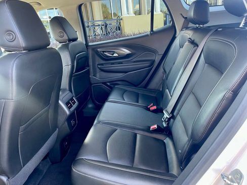 Used 2023 GMC Terrain SLT image 12