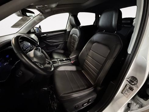 Used 2024 Volkswagen Jetta SE w/ Panoramic Sunroof Package FWD image 11