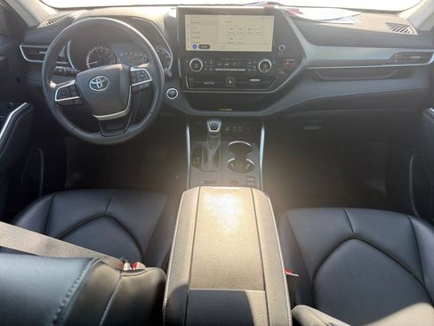 Used 2024 Toyota Highlander XLE FWD image 12