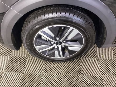 Used 2022 Kia Niro LXS image 9