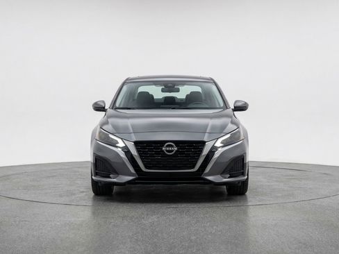 Used 2025 Nissan Altima 2.5 SV FWD image 2