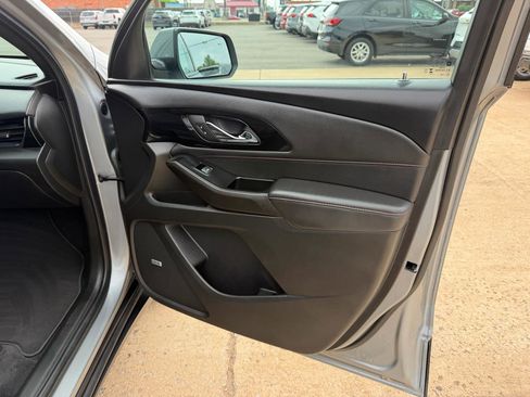 Used 2023 Chevrolet Traverse RS FWD image 21