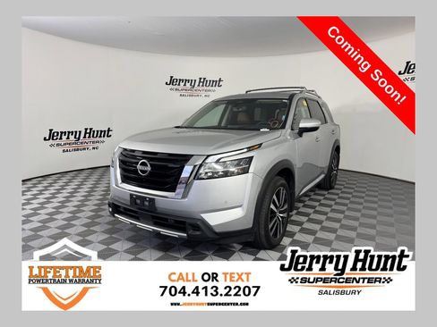 Used 2024 Nissan Pathfinder Platinum image 1