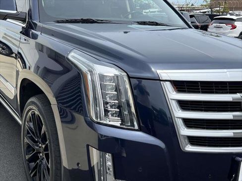 Used 2018 Cadillac Escalade Premium Luxury AWD/4WD image 12
