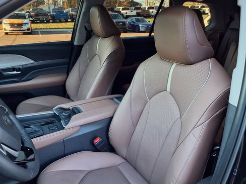 Used 2025 Toyota Grand Highlander Platinum image 13