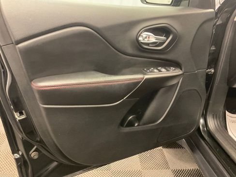 Used 2020 Jeep Cherokee Trailhawk w/ Cold Weather Group AWD/4WD image 10