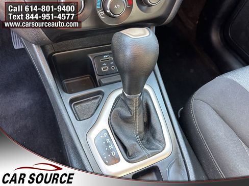 Used 2018 Jeep Cherokee Latitude w/ Altitude Package FWD image 20