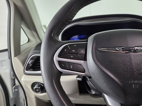 Certified 2023 Chrysler Pacifica Touring-L image 46