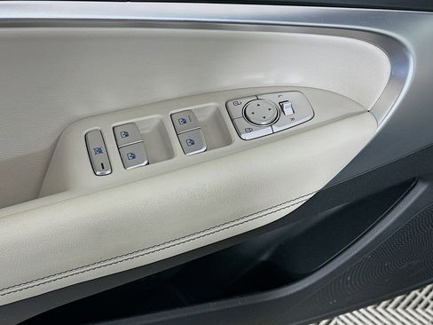 Used 2025 Genesis G70 2.5T image 15