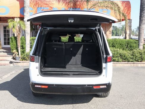 Used 2023 Jeep Wagoneer 4WD w/ Premium Group I image 8