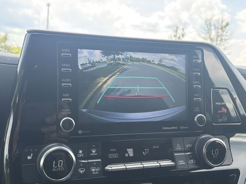 Used 2022 Toyota Highlander XLE FWD image 14