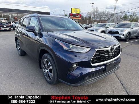 Certified 2023 Toyota Highlander XLE image 1