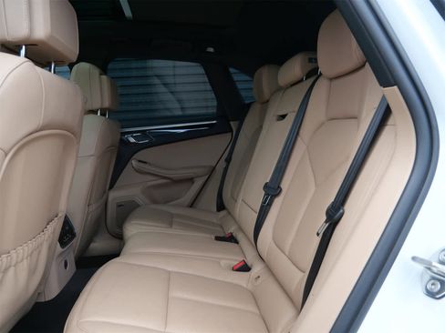 Certified 2024 Porsche Macan image 11