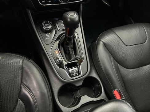 Used 2019 Jeep Cherokee Limited w/ Luxury Group AWD/4WD image 13