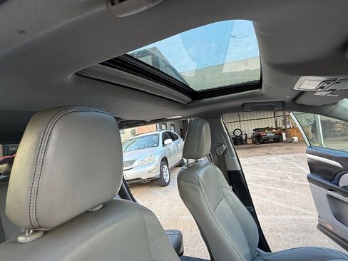 Used 2019 Toyota Highlander XLE FWD image 13