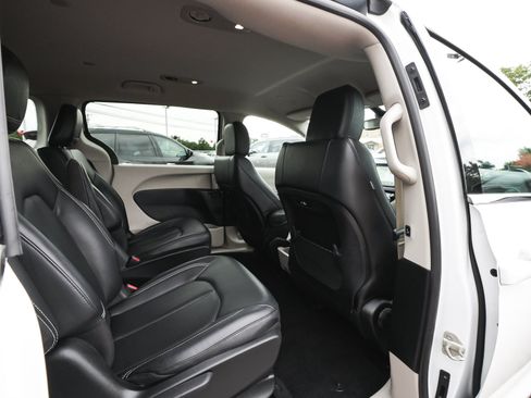 Used 2024 Chrysler Pacifica Limited FWD image 41