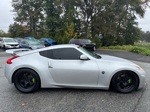 Used 2017 Nissan 370Z Coupe RWD image 4