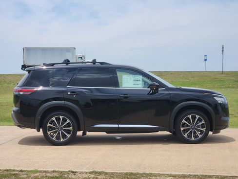 New 2026 Nissan Pathfinder Platinum FWD image 7