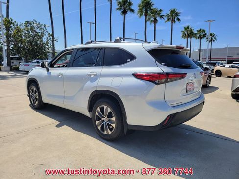 Used 2023 Toyota Highlander XLE FWD image 6