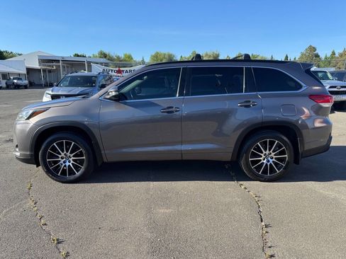 Used 2017 Toyota Highlander SE AWD/4WD image 2