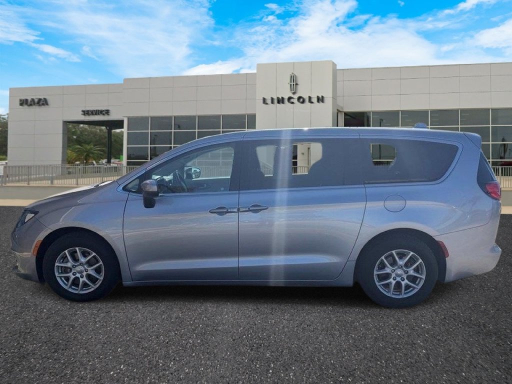 Used 2017 Chrysler Pacifica Touring FWD image 6