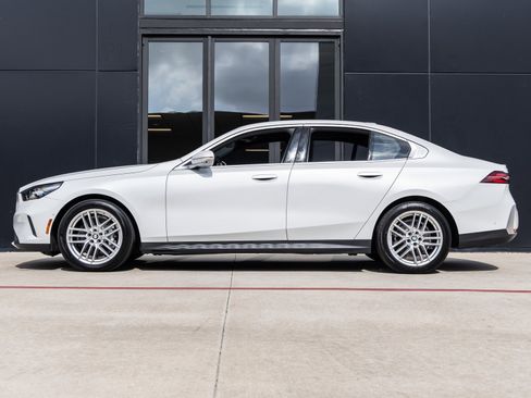 Used 2024 BMW 530i xDrive 530i xDrive image 2