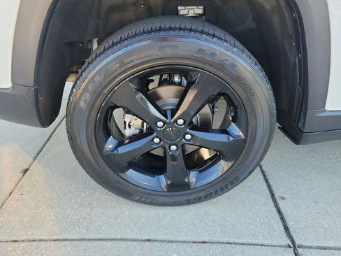 Used 2023 Jeep Grand Cherokee Altitude RWD image 5