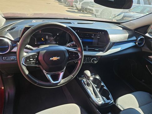 Used 2025 Chevrolet Trax LT w/ LT Convenience Package image 14