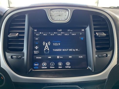 Used 2022 Chrysler 300 Touring image 21