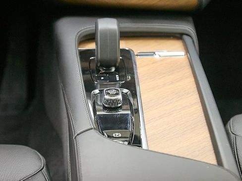 Used 2023 Volvo XC90 B5 Plus image 31