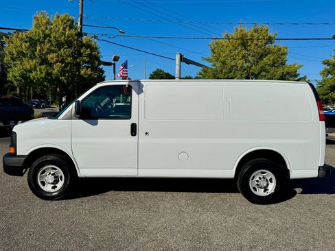 Used 2015 Chevrolet Express 2500 RWD image 2