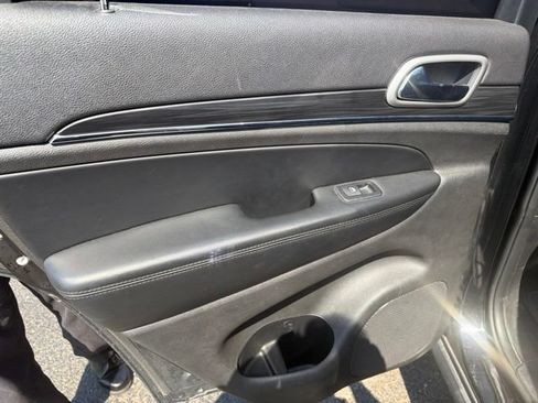 Used 2019 Jeep Grand Cherokee Limited AWD/4WD image 15