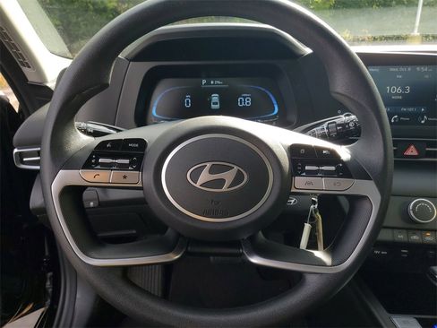 Used 2025 Hyundai Elantra SE image 14