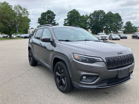 Used 2020 Jeep Cherokee Latitude Plus AWD/4WD image 4