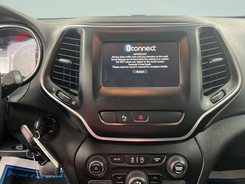 Used 2020 Jeep Cherokee Latitude AWD/4WD image 17