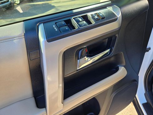 Used 2017 Toyota 4Runner SR5 Premium image 32