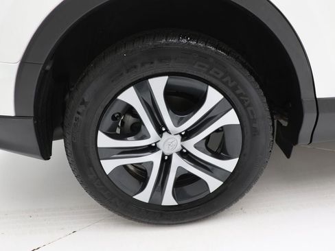 Used 2018 Toyota RAV4 LE image 9
