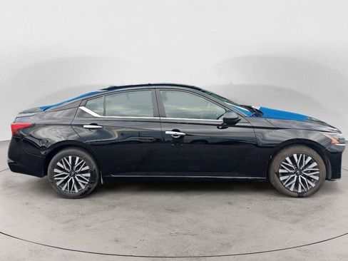 Used 2025 Nissan Altima 2.5 SV FWD image 2