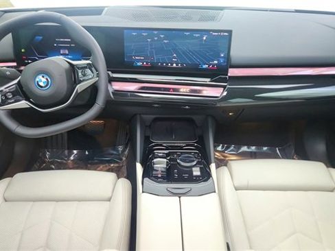 Used 2025 BMW i5 xDrive40 image 91