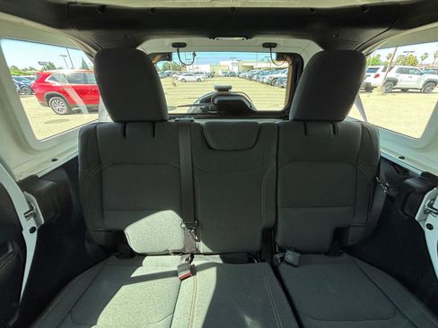 Used 2025 Jeep Wrangler Unlimited Sahara AWD/4WD image 38
