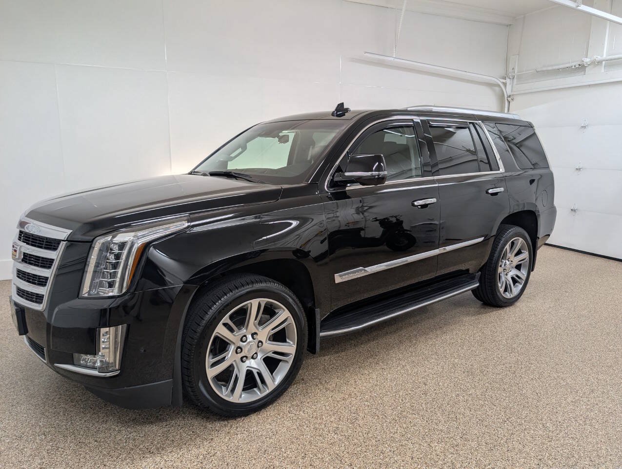 Used 2018 Cadillac Escalade Premium Luxury AWD/4WD image 1