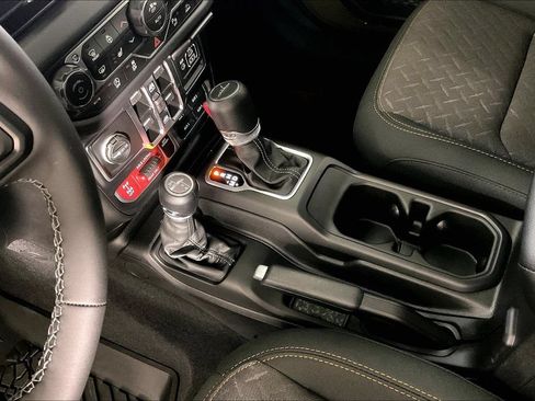 Used 2025 Jeep Gladiator Mojave w/ Safety Group AWD/4WD image 17