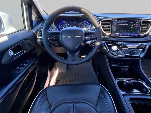 Used 2022 Chrysler Pacifica Limited w/ Uconnect Theater Family Group AWD/4WD image 6