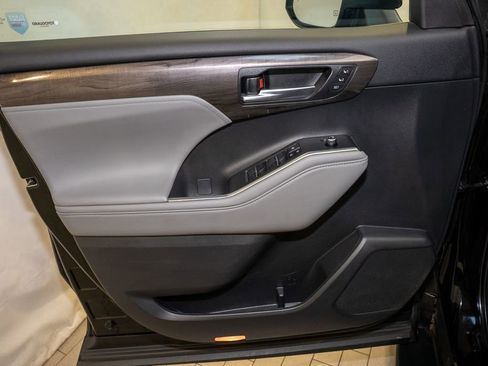 Used 2023 Toyota Highlander Limited image 14