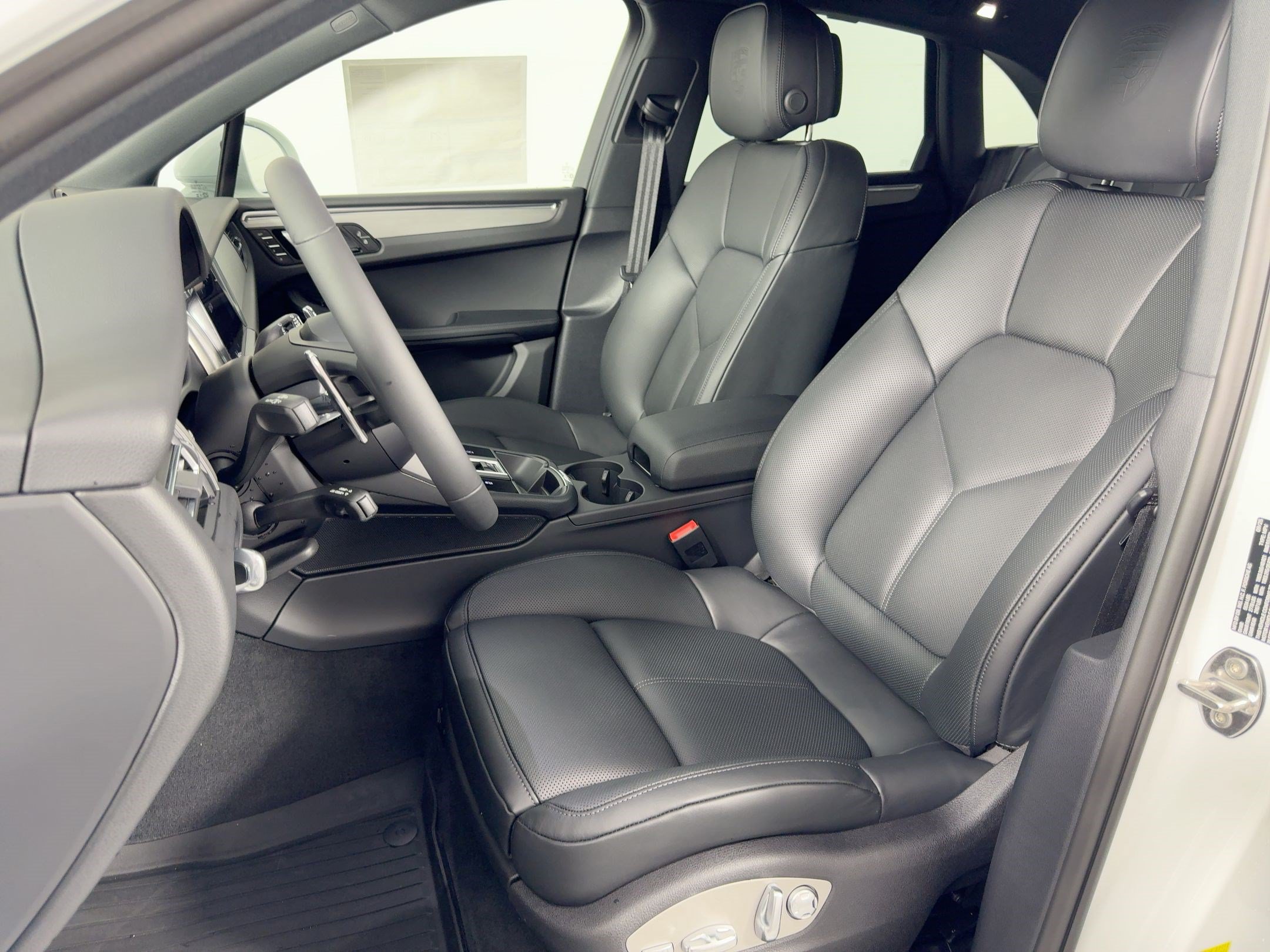 Certified 2026 Porsche Macan AWD/4WD image 5