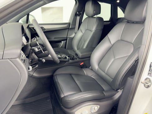 Certified 2026 Porsche Macan AWD/4WD image 5